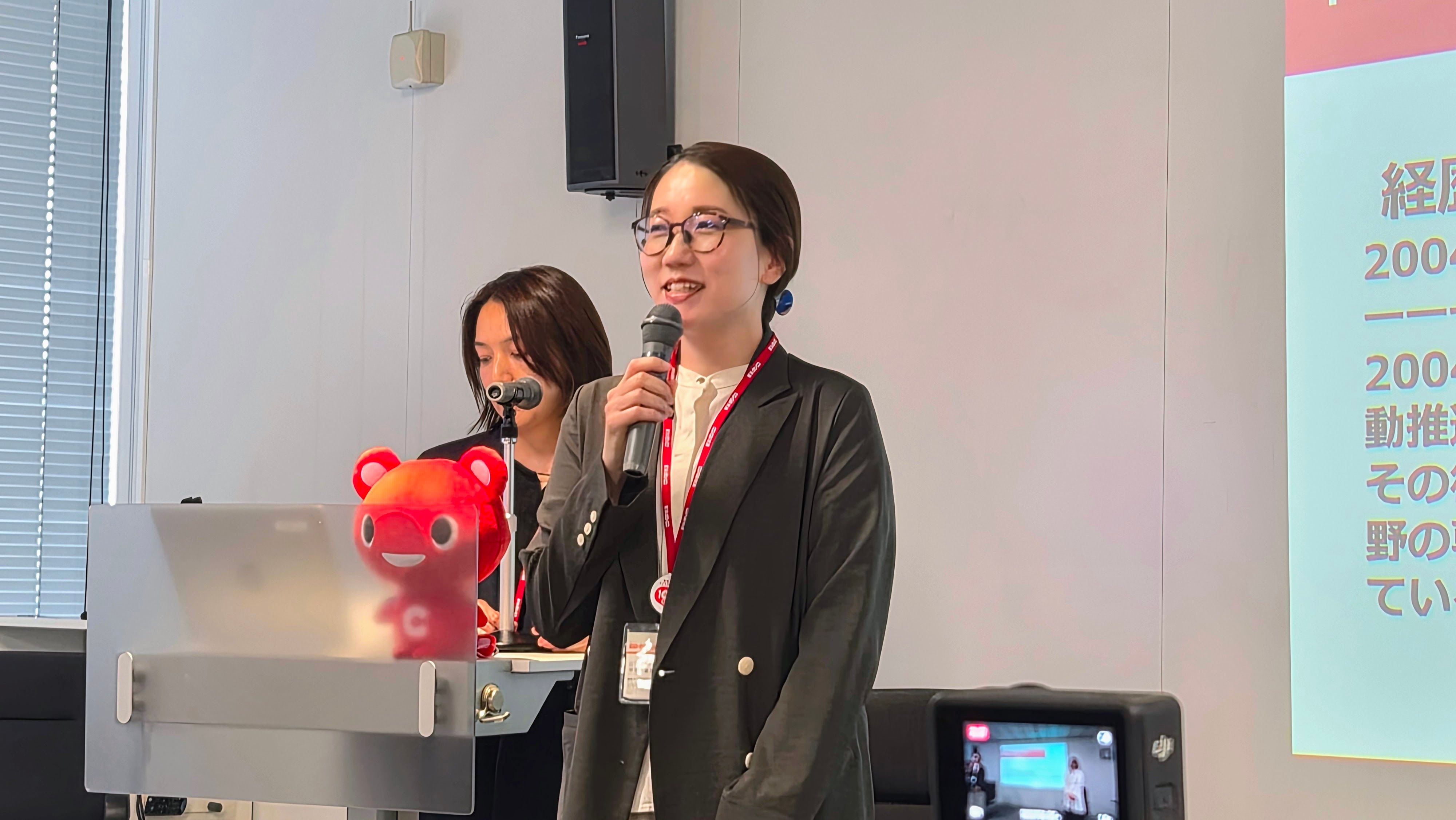 日本コープ共済生活協同組合連合会　総合マネジメント本部 渉外・広報部 部長　甲斐 亜樹さんが話す様子