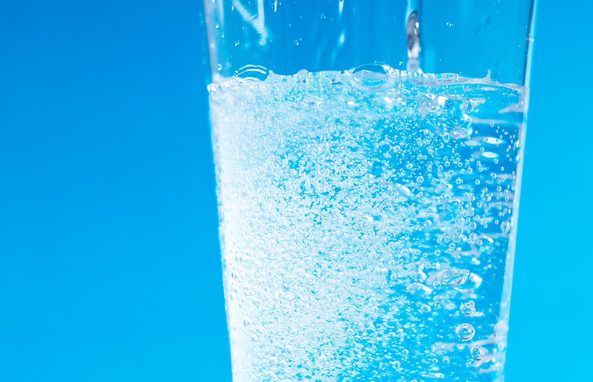 コップに注がれる炭酸水
