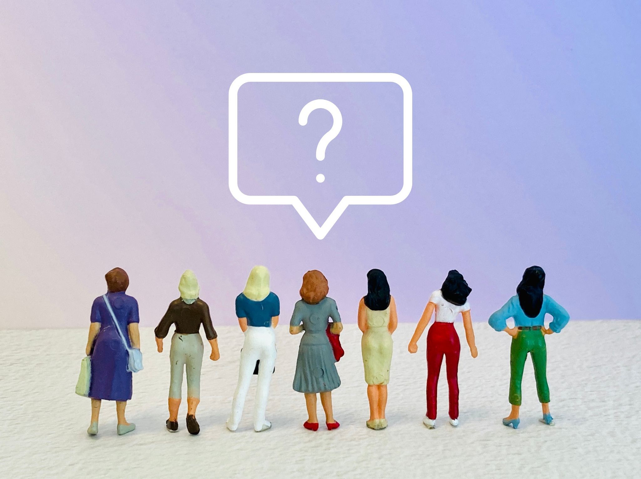 クエスチョンマークを訴える女性たちの人形