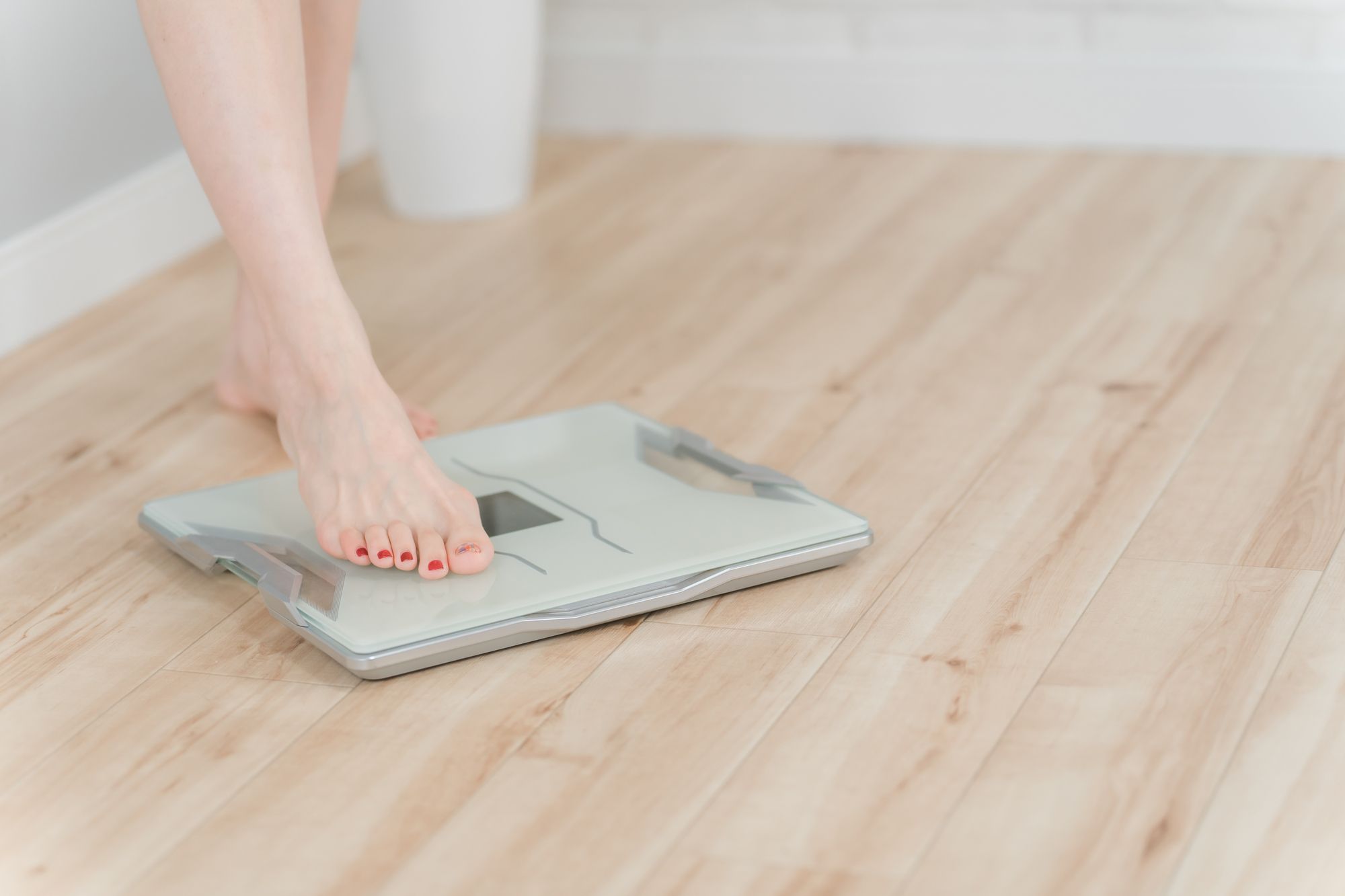 体重計に乗る女性の足