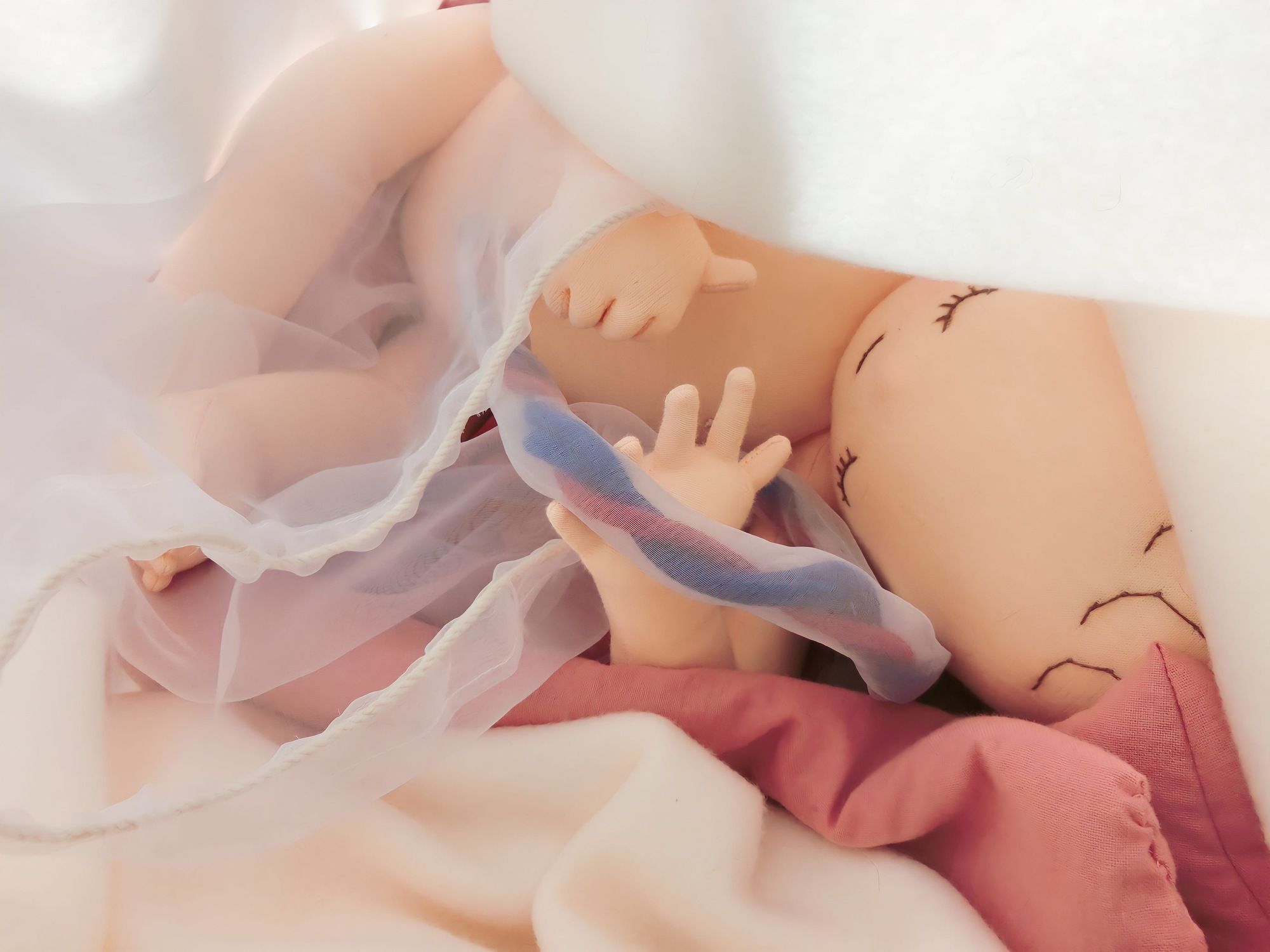 ガーゼにくるまれた赤ちゃんのぬいぐるみ
