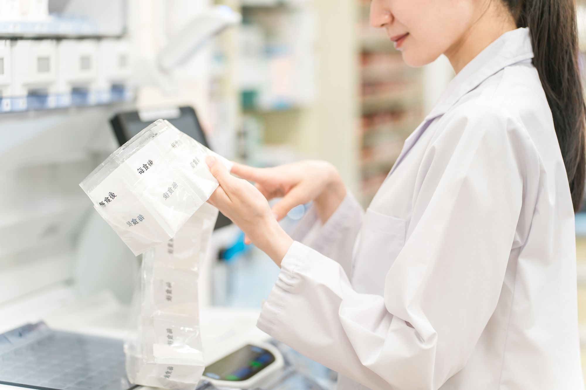 分包の薬を作る薬剤師