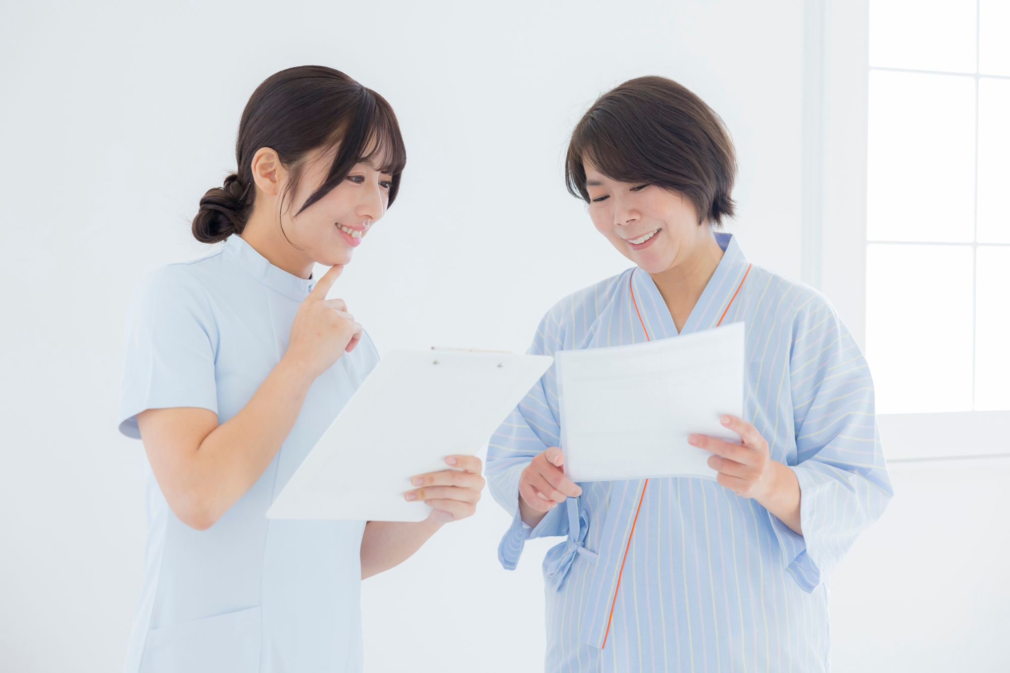 笑顔で相談する看護師と患者