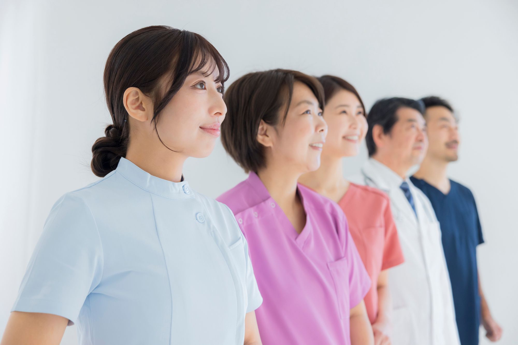 前を向く5人の医師、看護師などの医療チームスタッフ