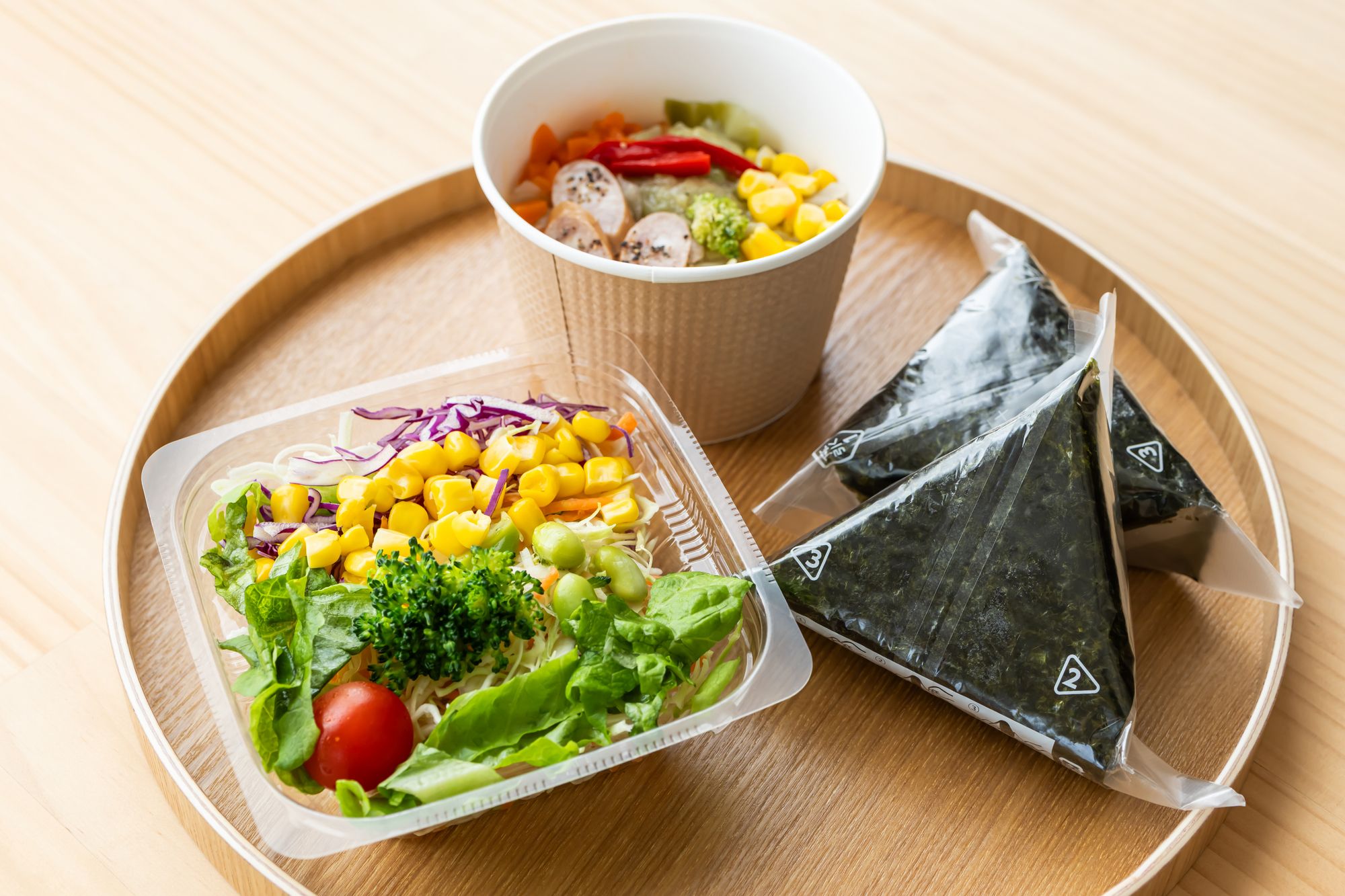 コンビニおにぎりとサラダ、スープのランチ