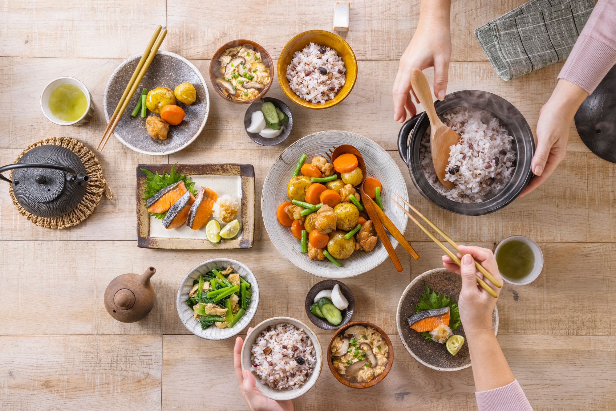 肉じゃがやおすまし、雑穀米を中心とした、日本ならではの食卓