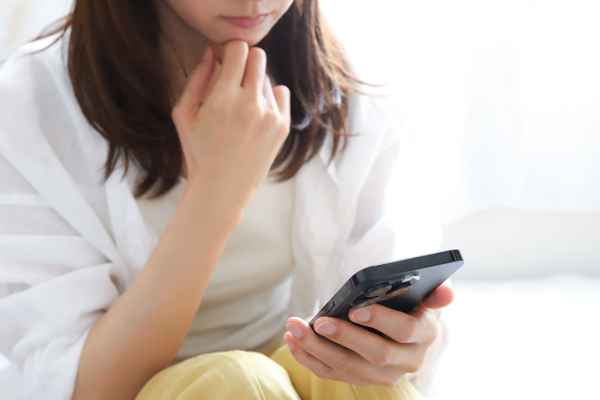 不安な女性　スマートフォン