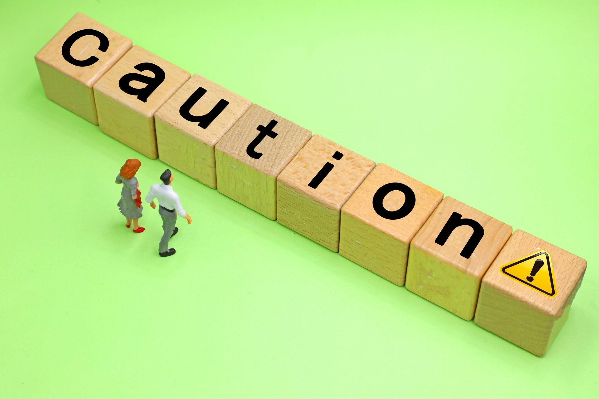 caution！と書かれた積み木