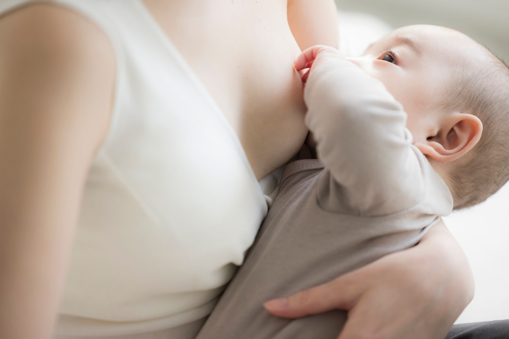 授乳するお母さんと赤ちゃん