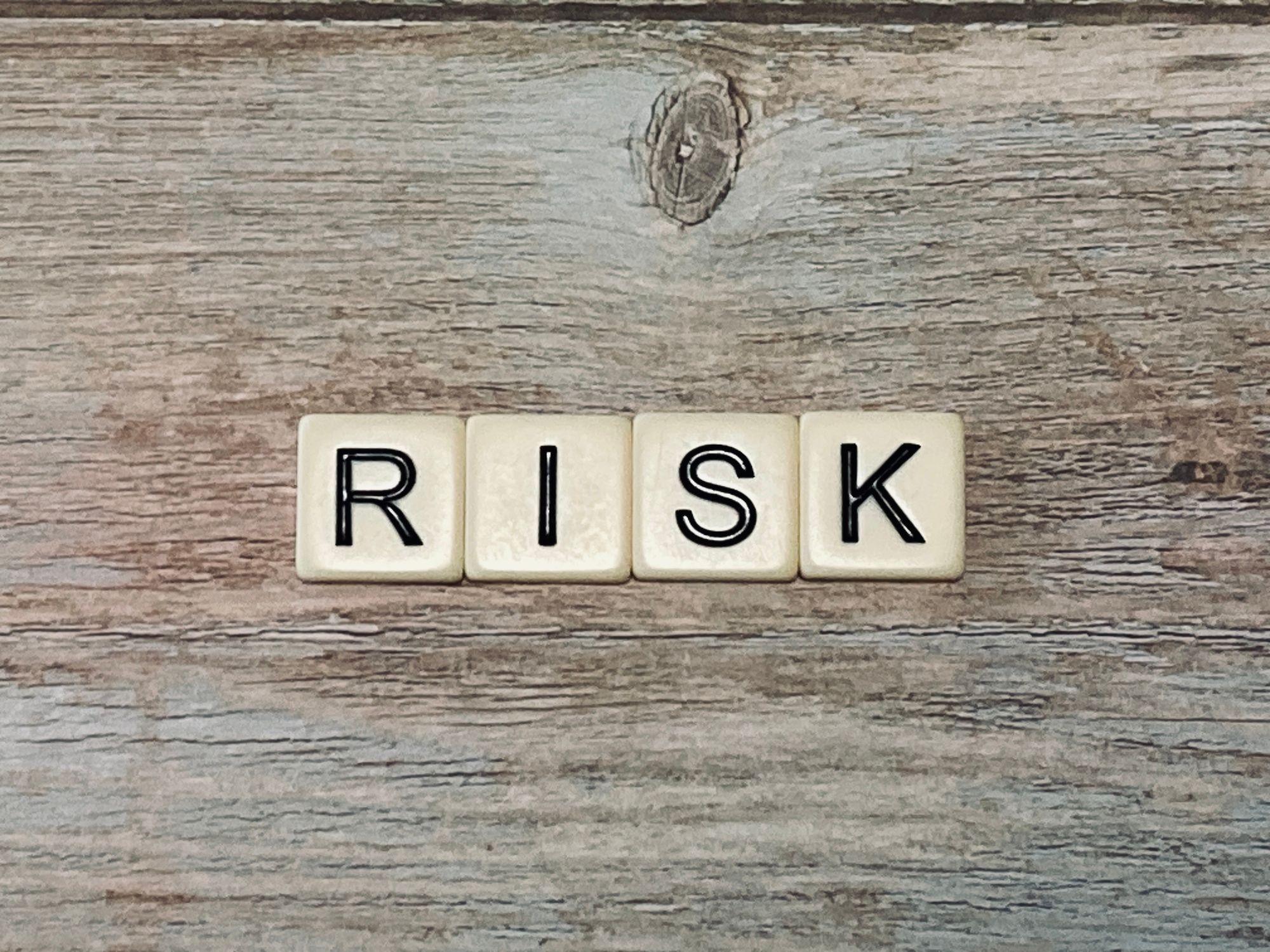 「RISK」と書かれた積み木