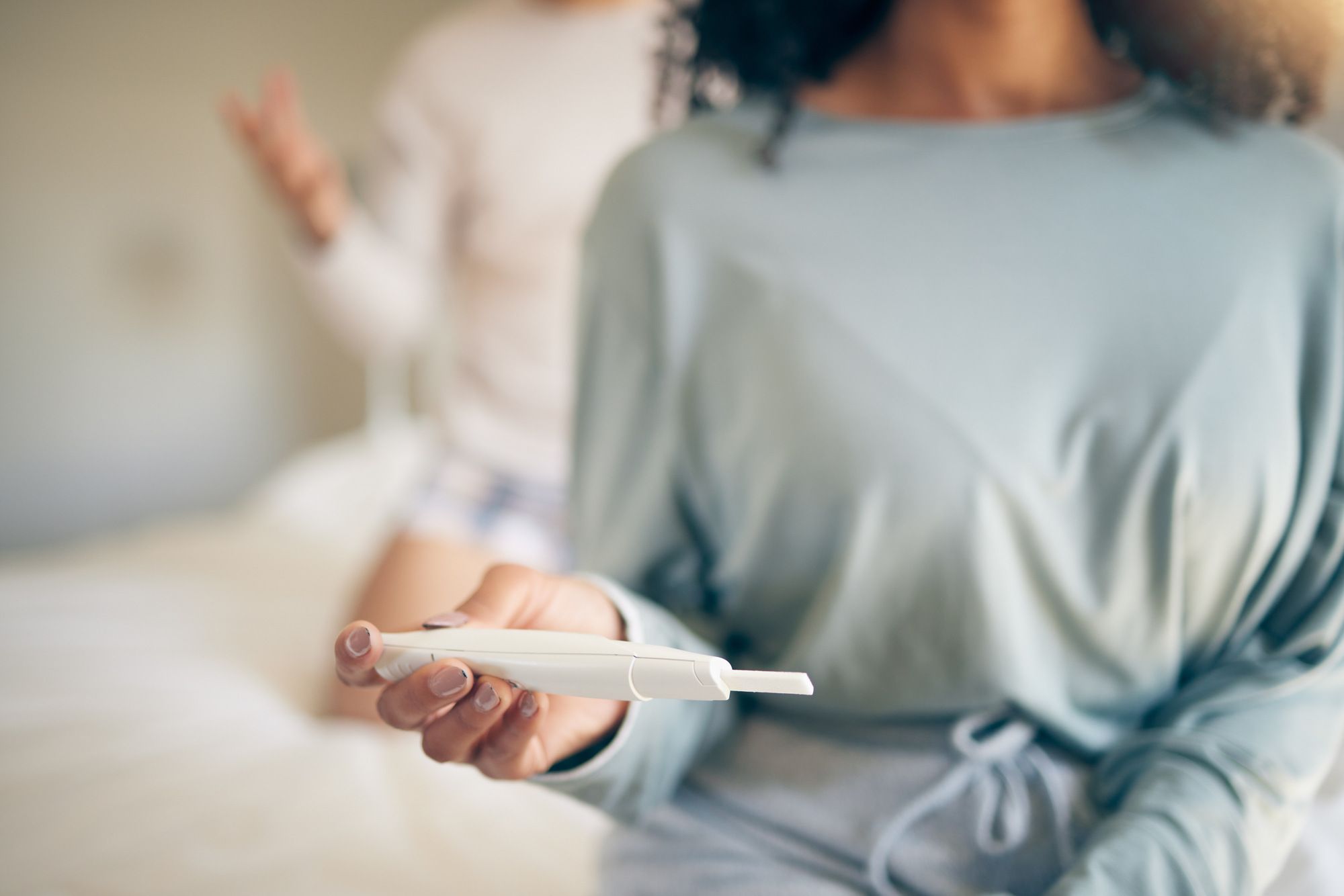 妊娠検査薬を使う女性