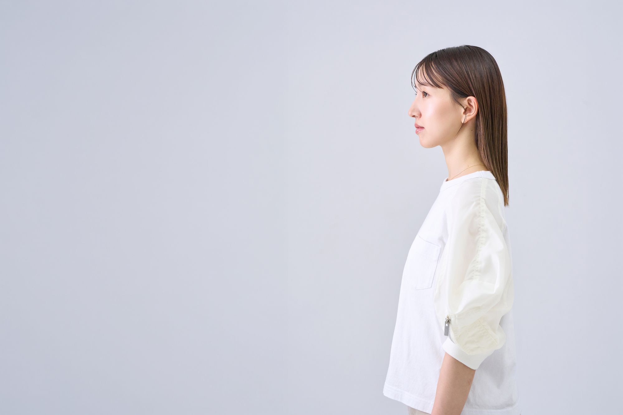 真顔の女性の横顔