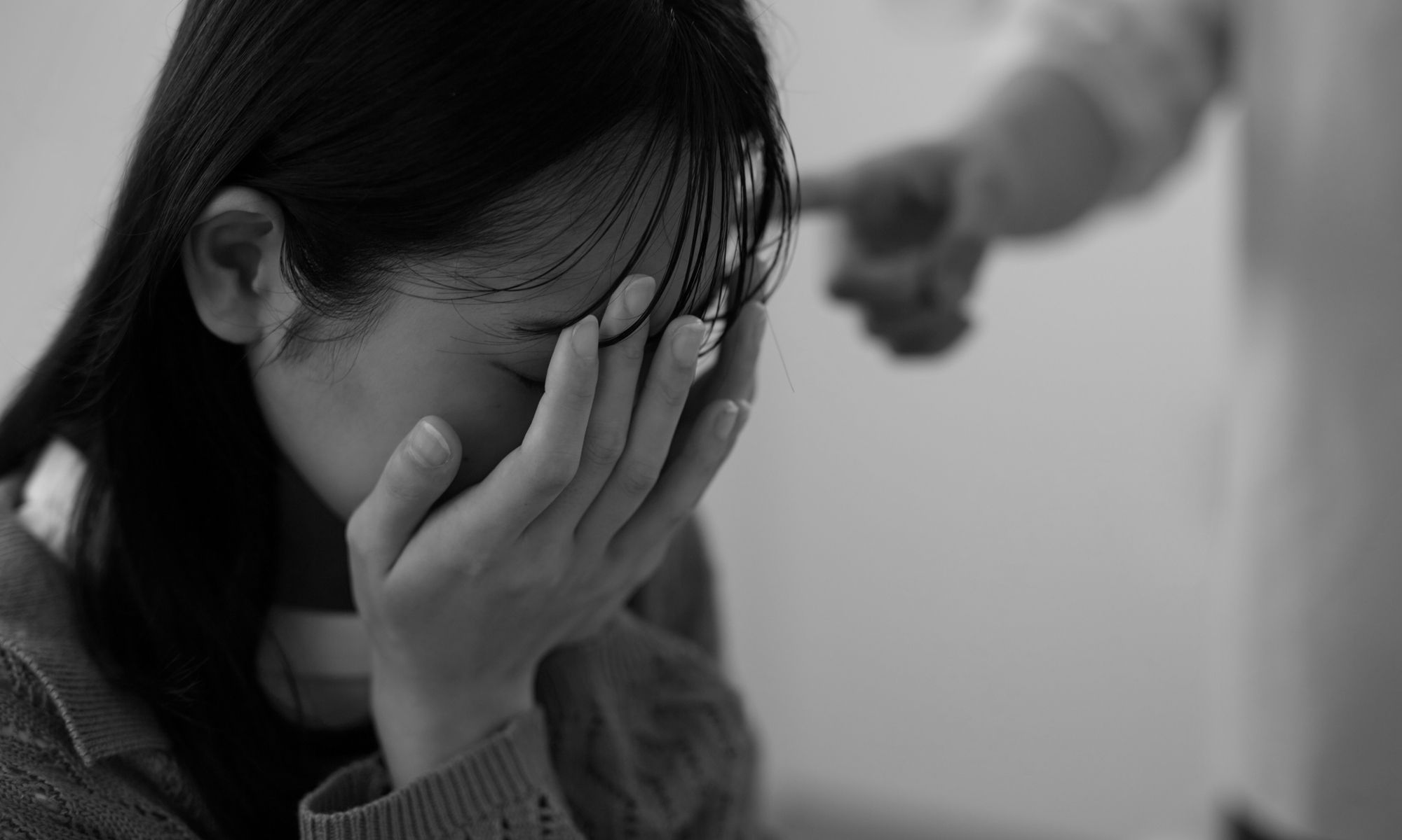 恐怖に怯えて泣くモノクロの女性の写真