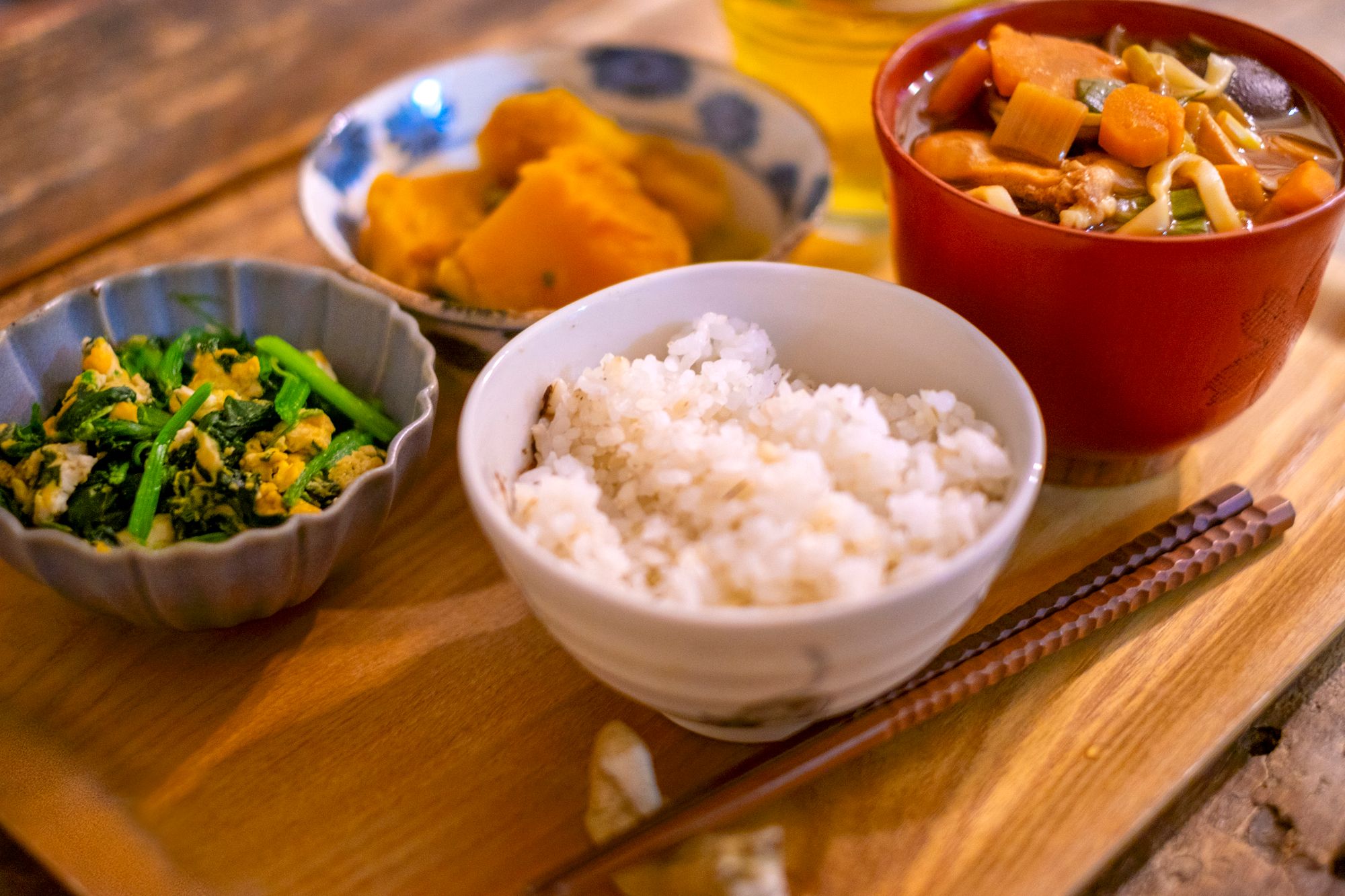 ご飯とお味噌汁、かぼちゃの煮付けとおひたしの食事