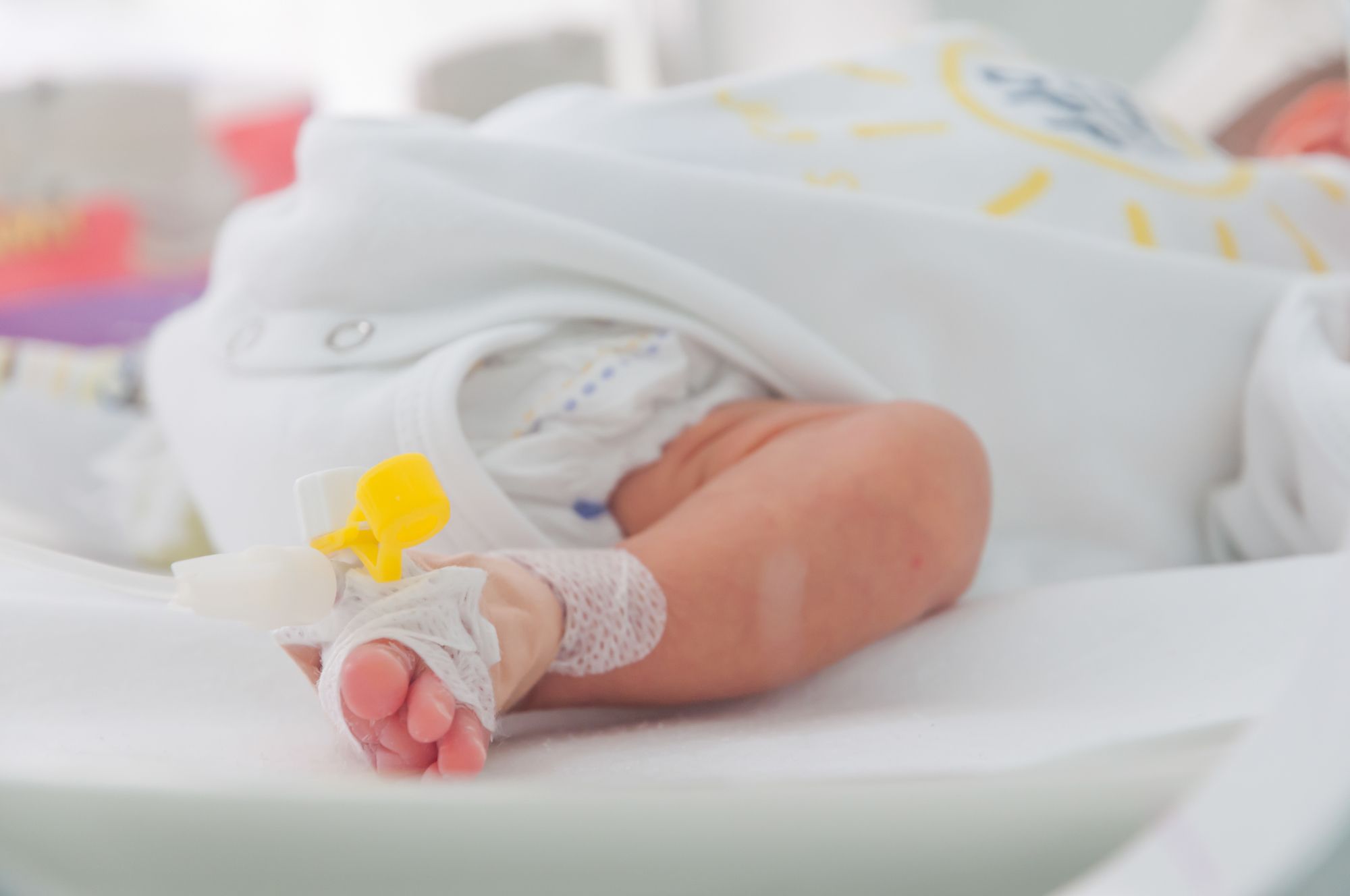 NICUで保育器に入っている新生児