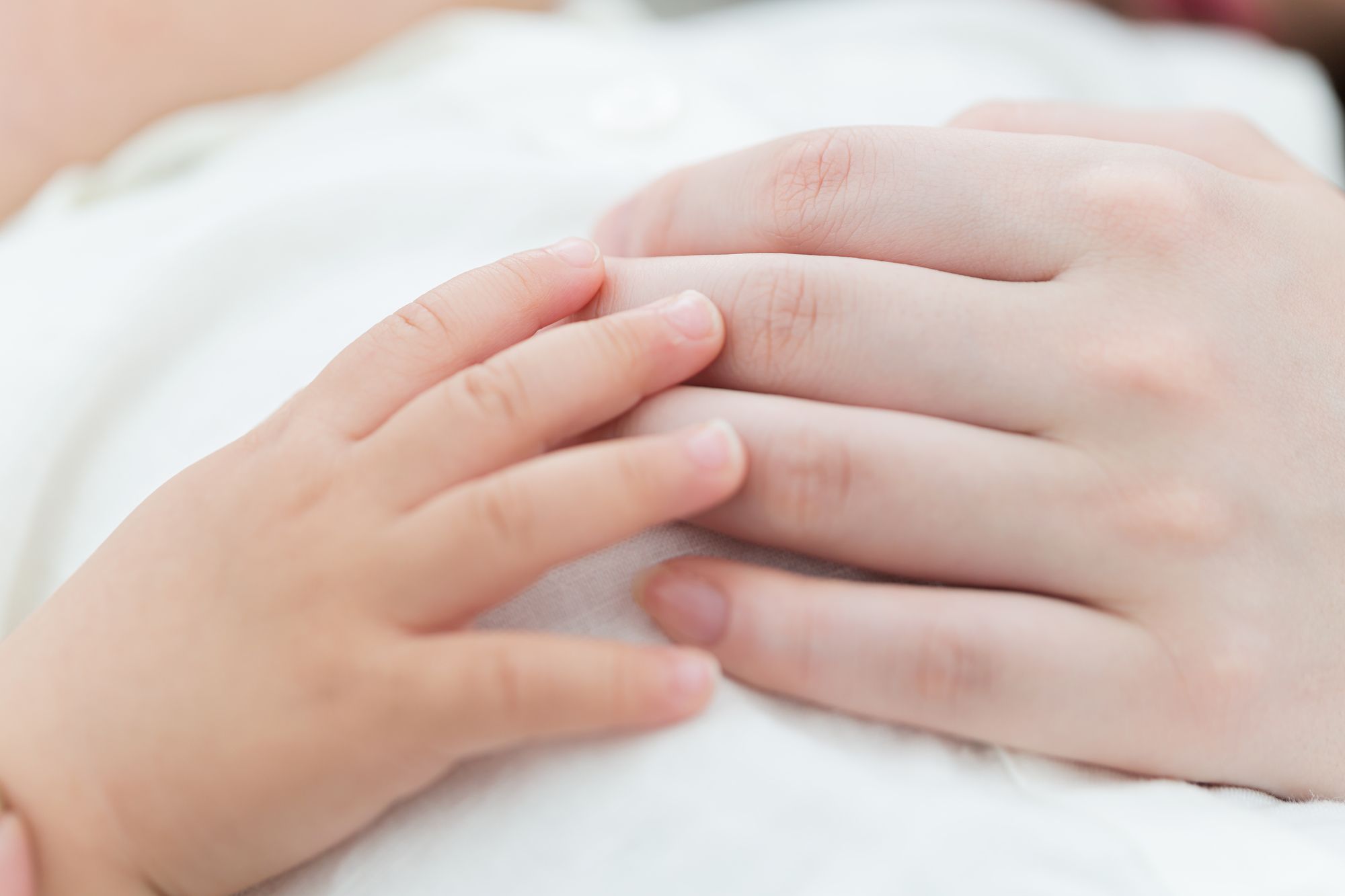 母親の手に添える子供の手