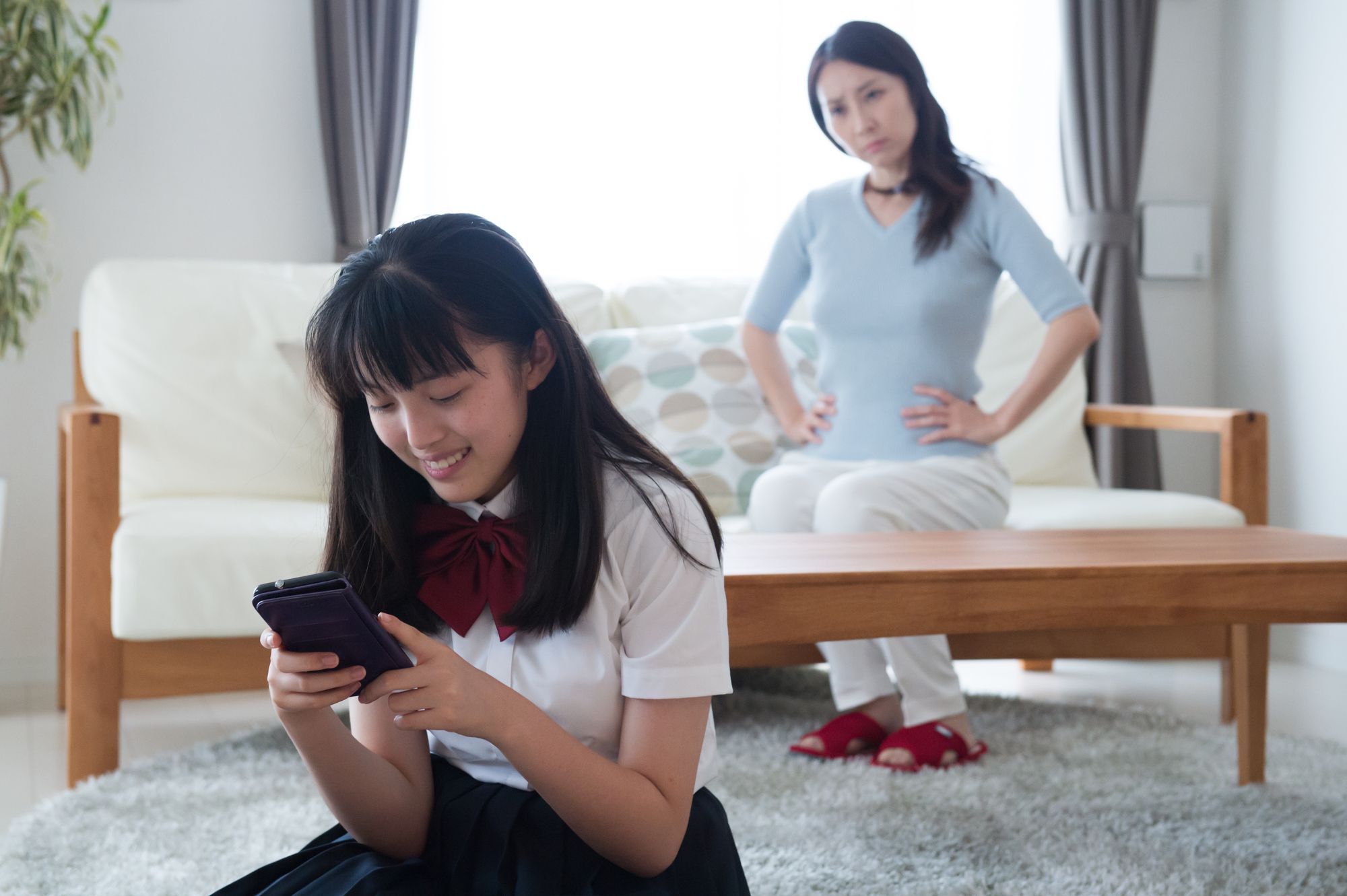 中学生の娘に怒る母親