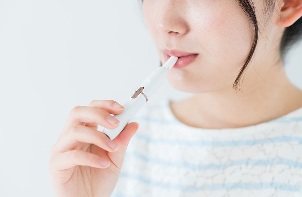 電気タバコ　女性