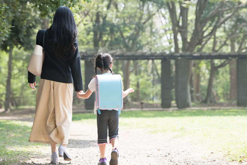 女性 子ども 女児 親子