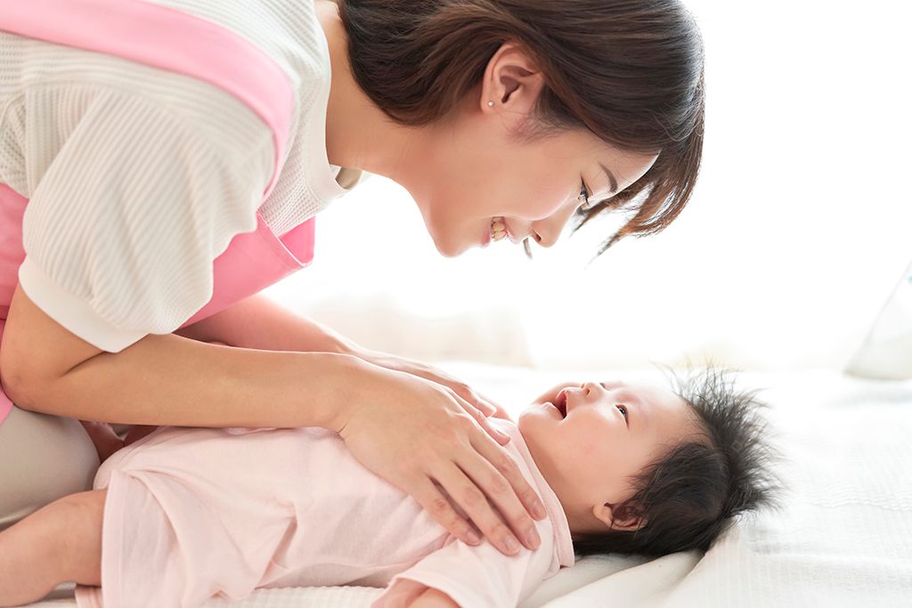 ベビーシッター 女性 赤子