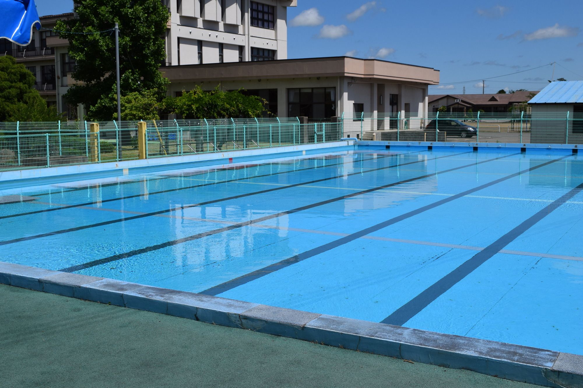 水のはった学校のプール
