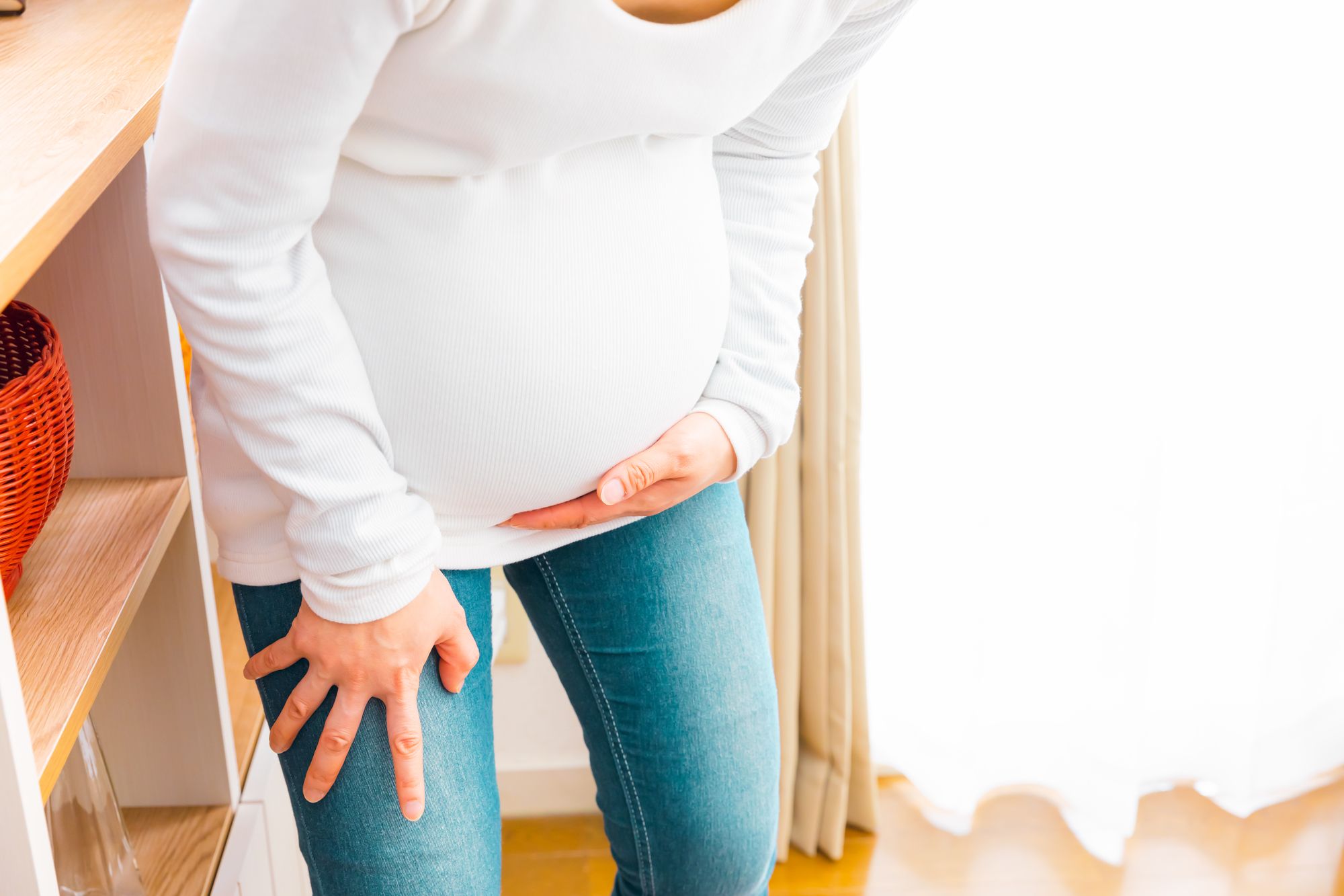 大きいお腹を抱える妊婦さん