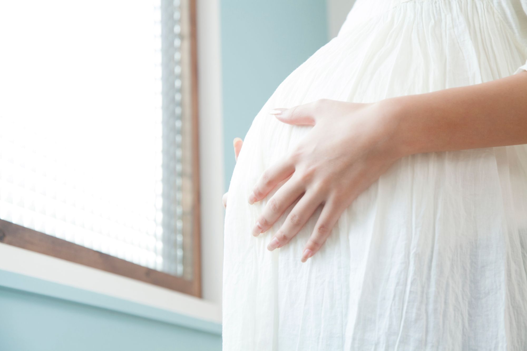 お腹に手を当てる妊婦さん