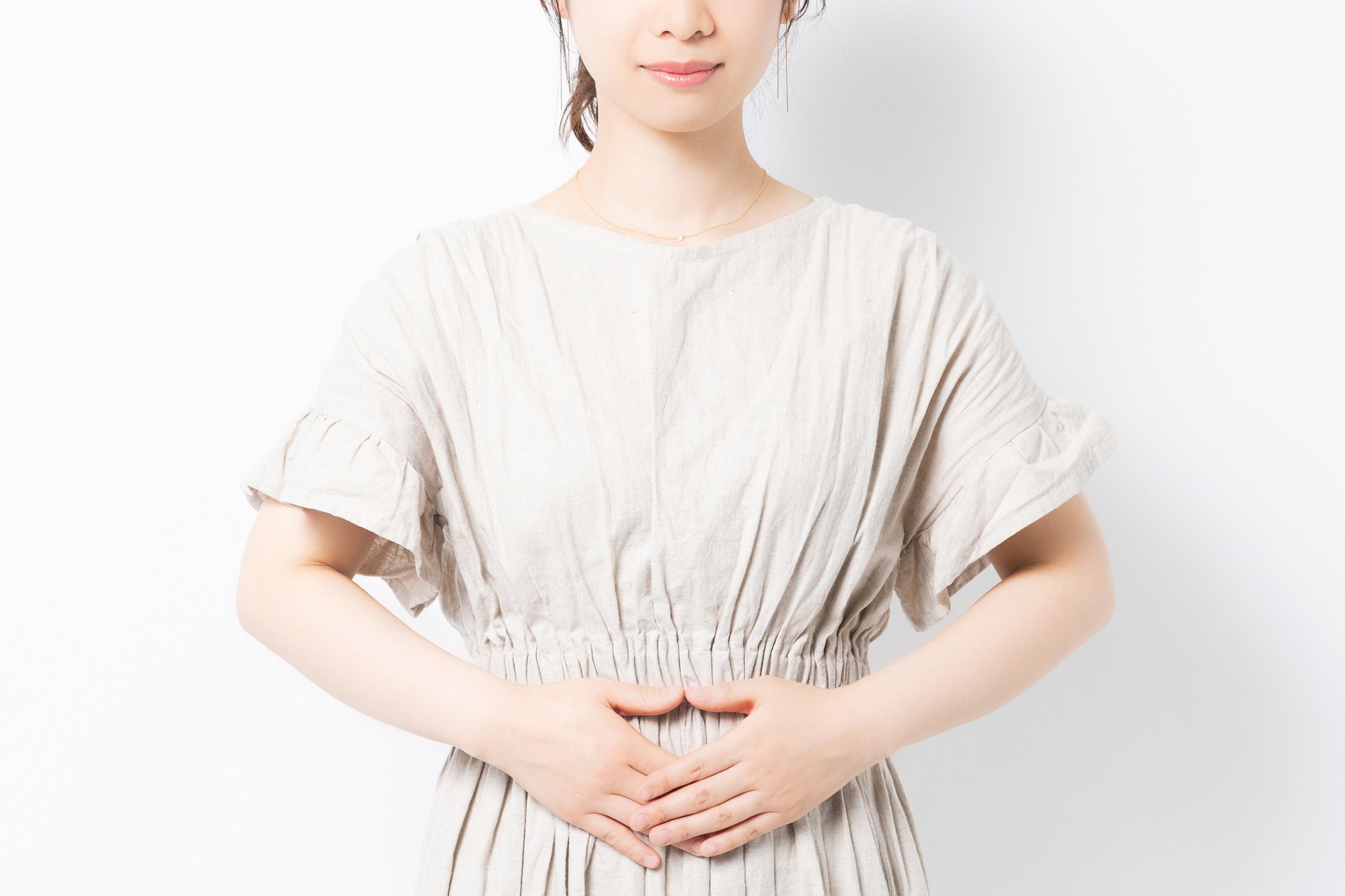子宮に手を添える女性