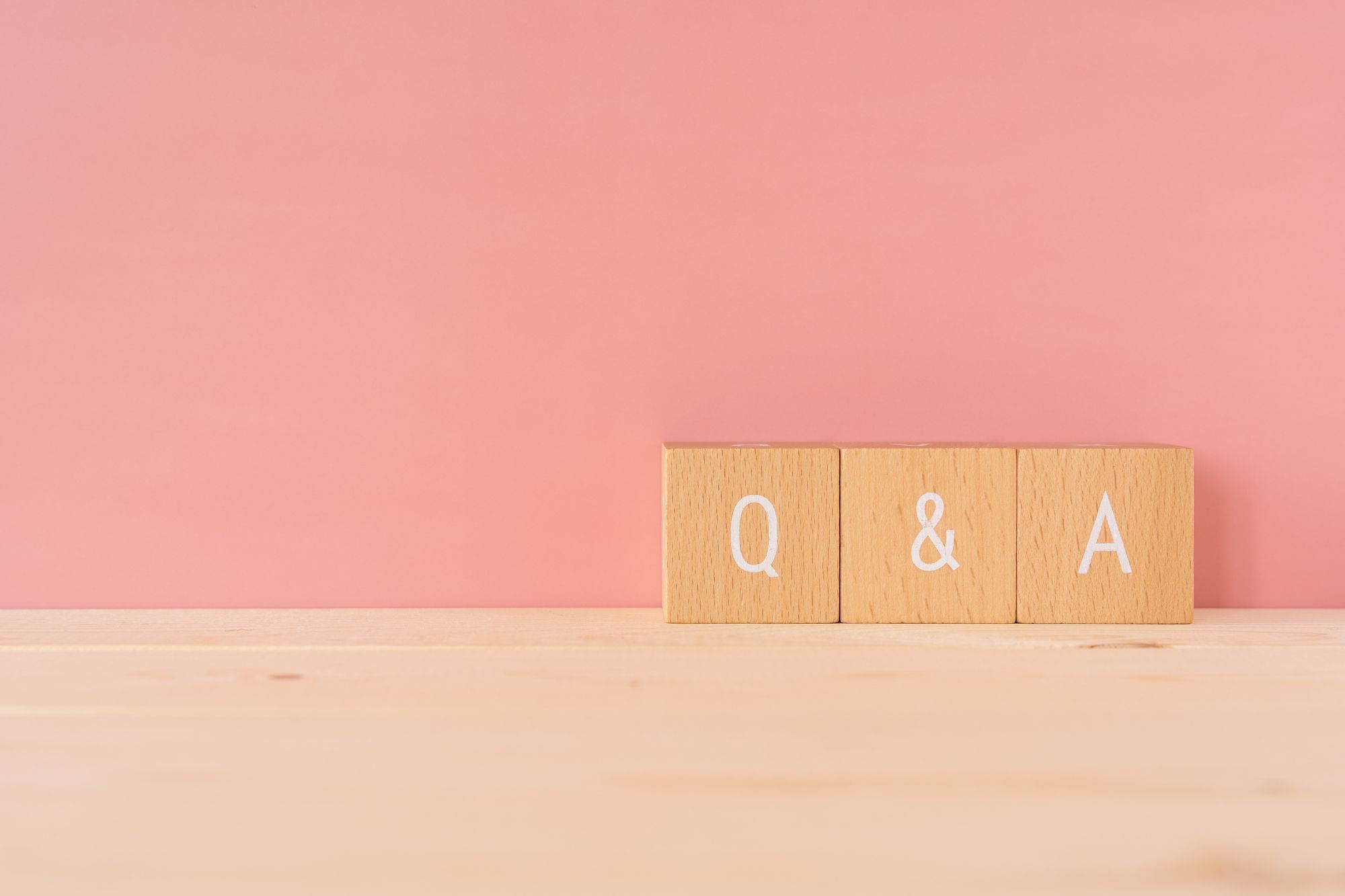 ピンクの背景にQ&Aと書かれた積み木が置かれた様子