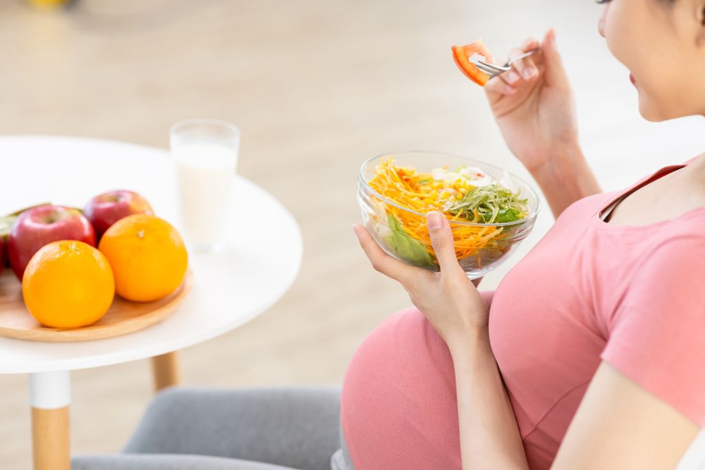 妊婦 女性 食事 サラダ 果物 牛乳