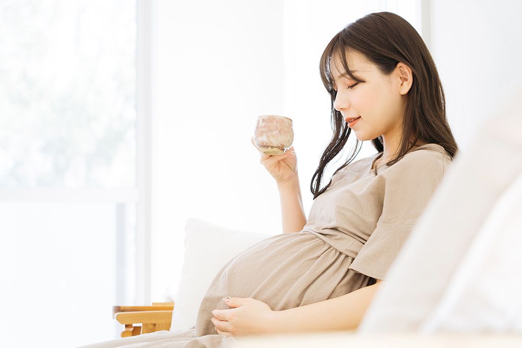 女性　妊婦　リラックス
