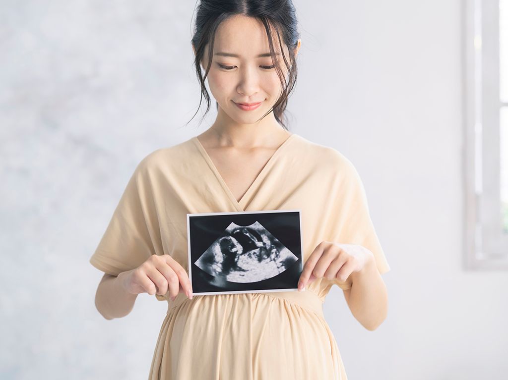 女性 妊婦 エコー写真 出生前診断