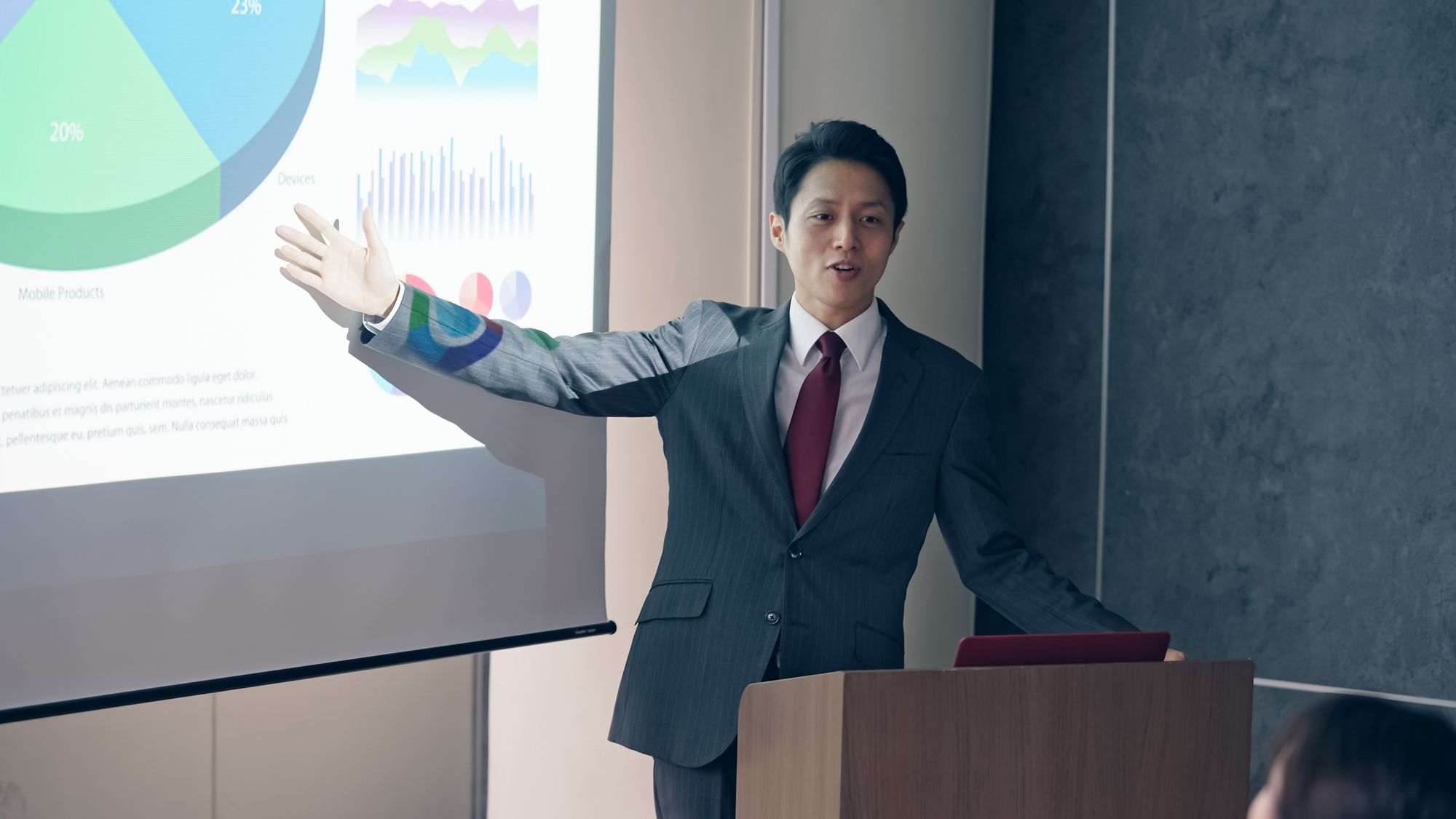 登壇する男性　学会