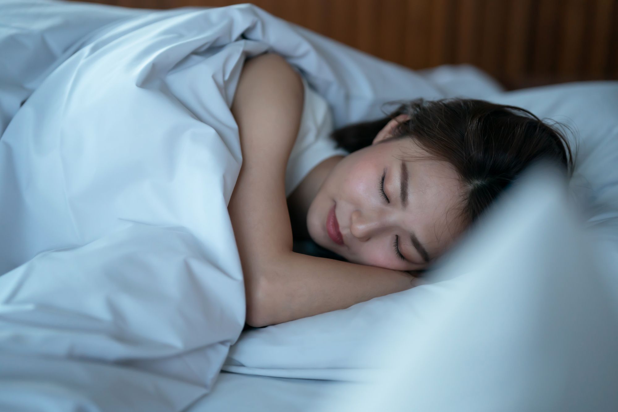ベッドで眠る女性