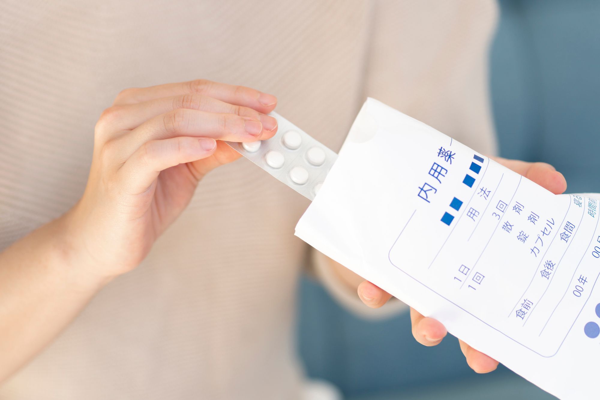 薬を飲む女性