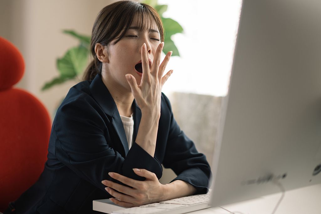 女性 眠い 仕事中 オフィス