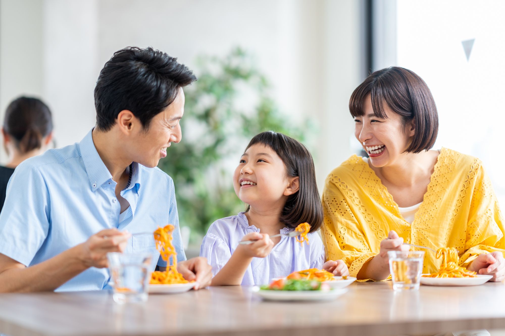 笑い合う親子　子供