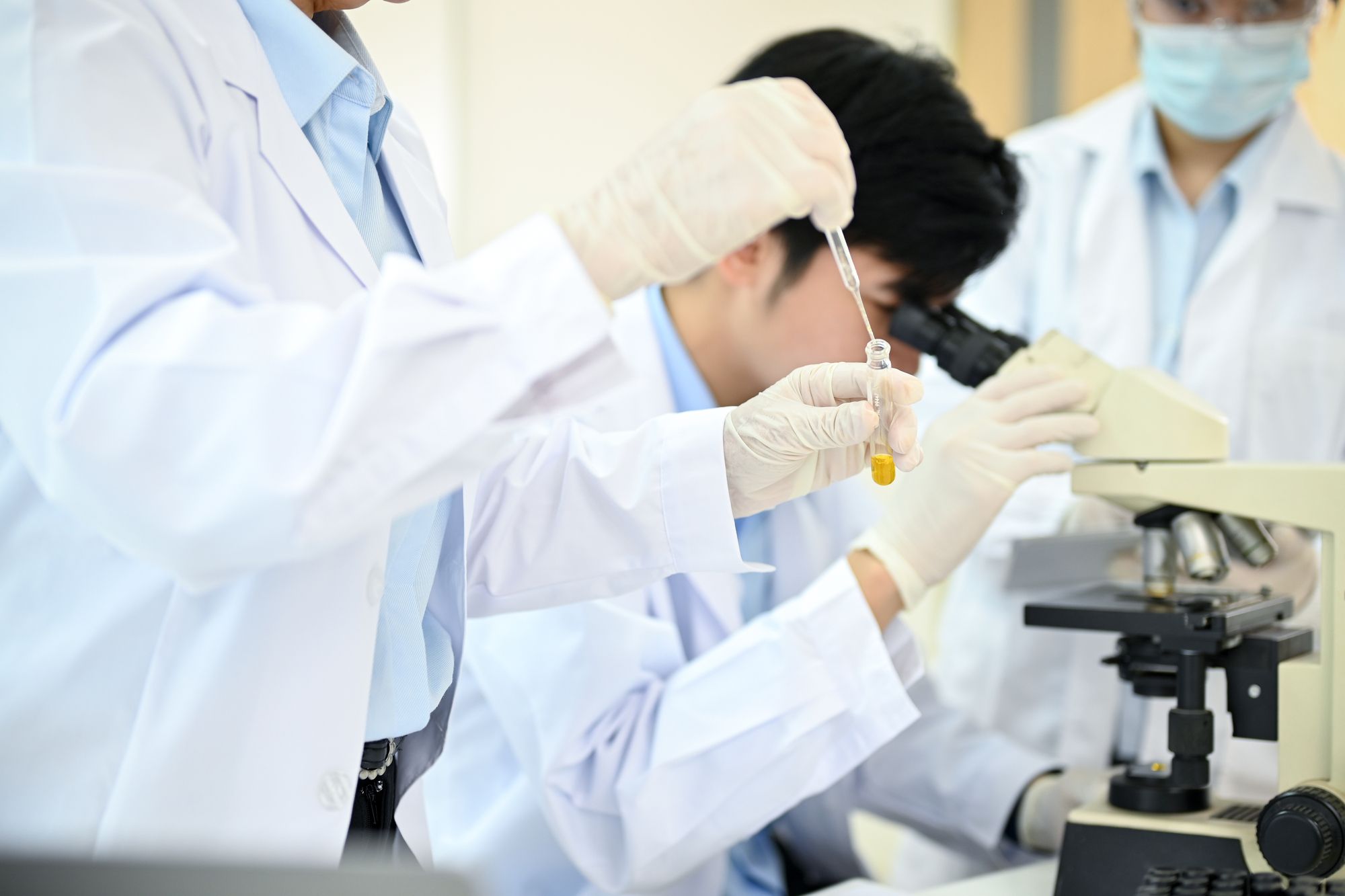 ラボで検査をする臨床検査技師