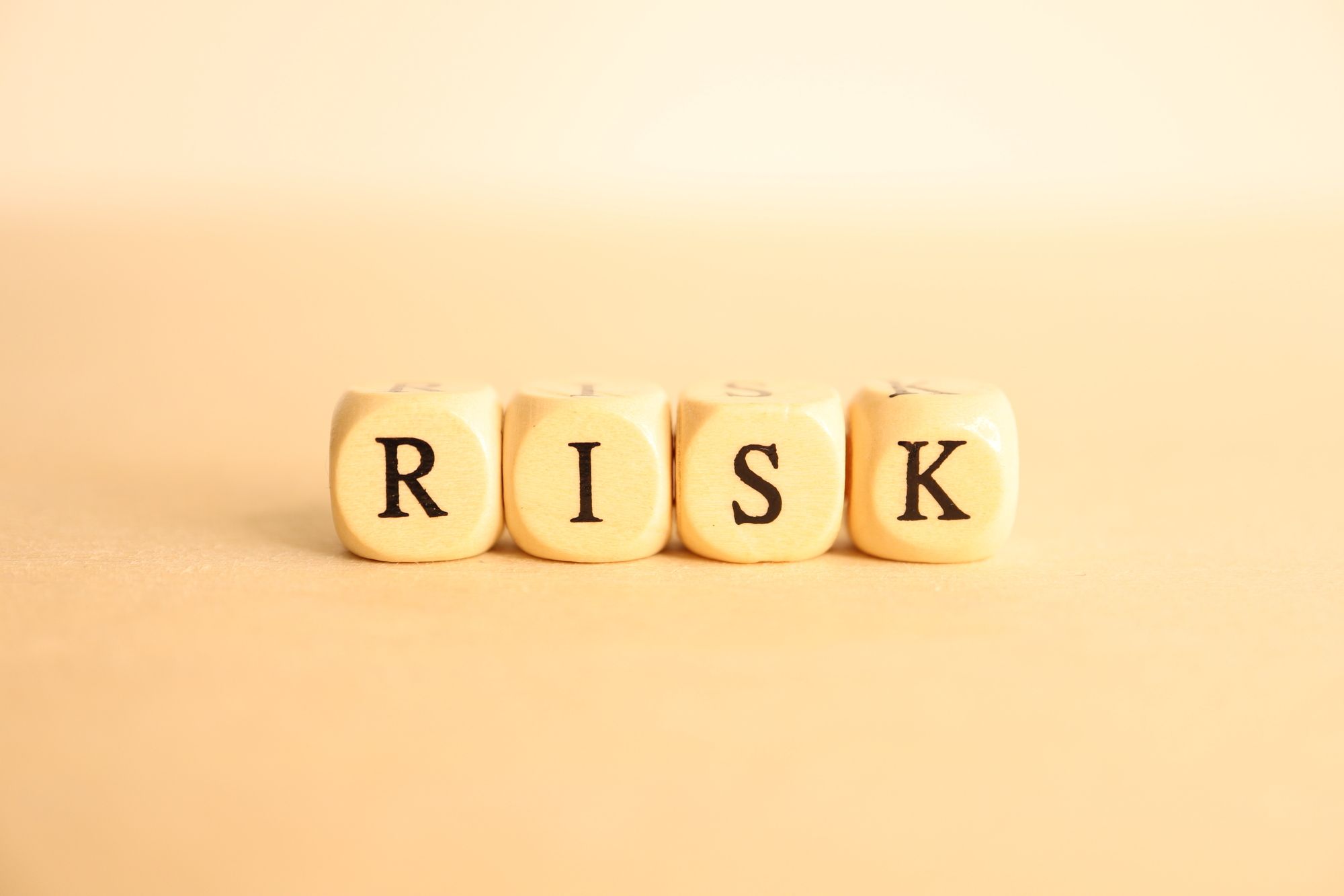 「RISK」という文字のブロック