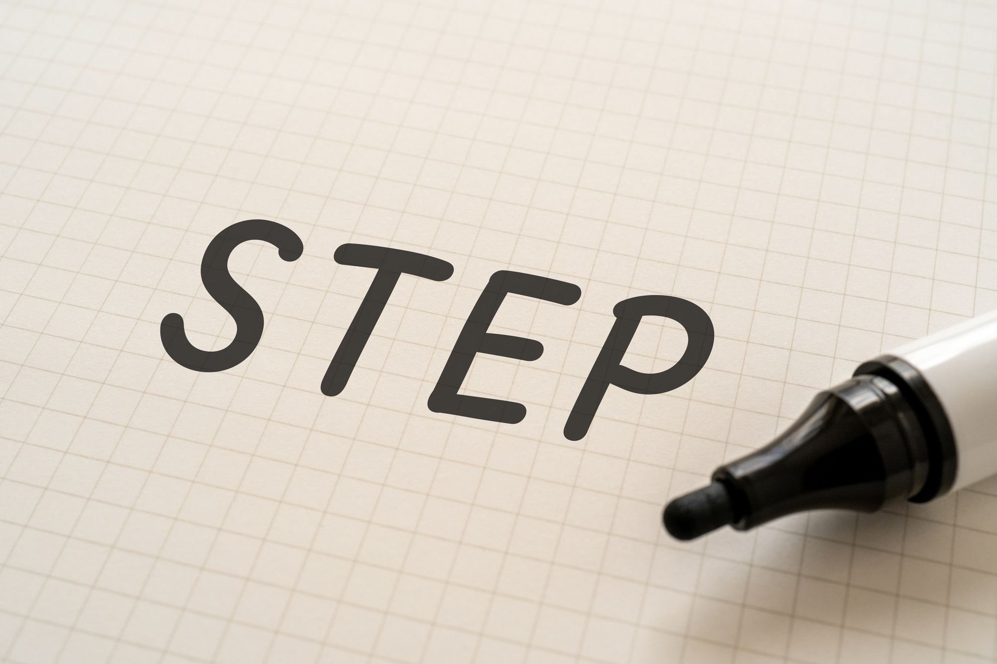 STEPとマジックで書かれた文字